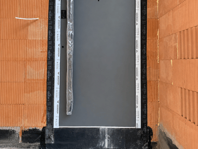 Montaż drzwi z taśmą EPDM – producent kotew STILKO Taśma EPDM zastosowana przy montażu drzwi do zabezpieczenia połączenia stolarki drzwiowej z konstrukcją budynku.