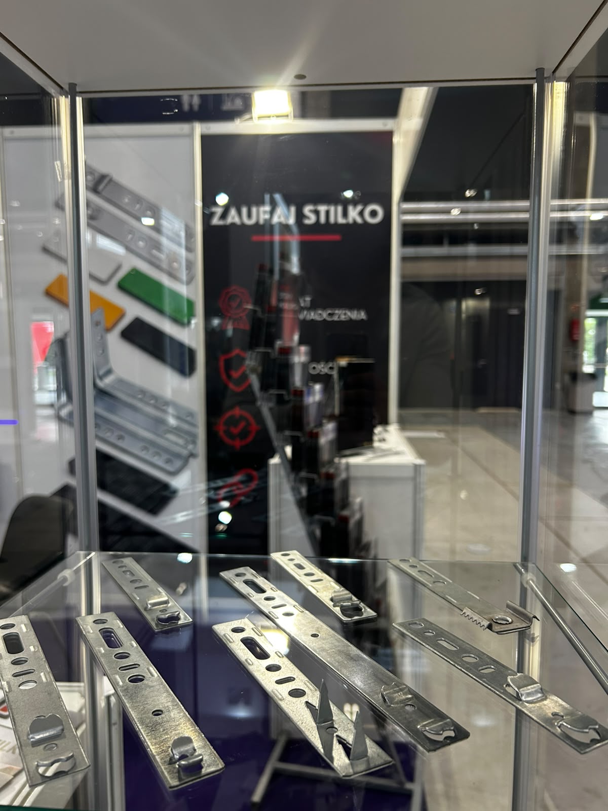 Gablota z kotwami montażowymi STILKO na targach WinDoGlass