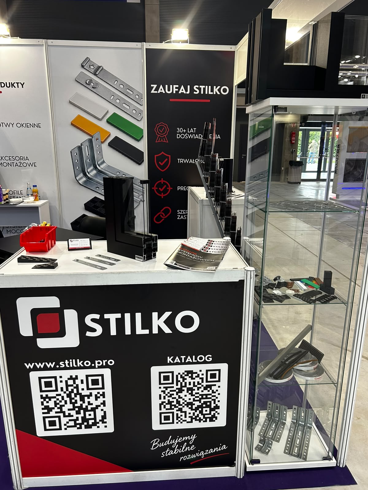 Lada stoiska STILKO z logo i gablotą z kotwami montażowymi